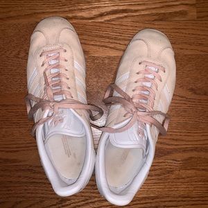 light pink adidas gazelles